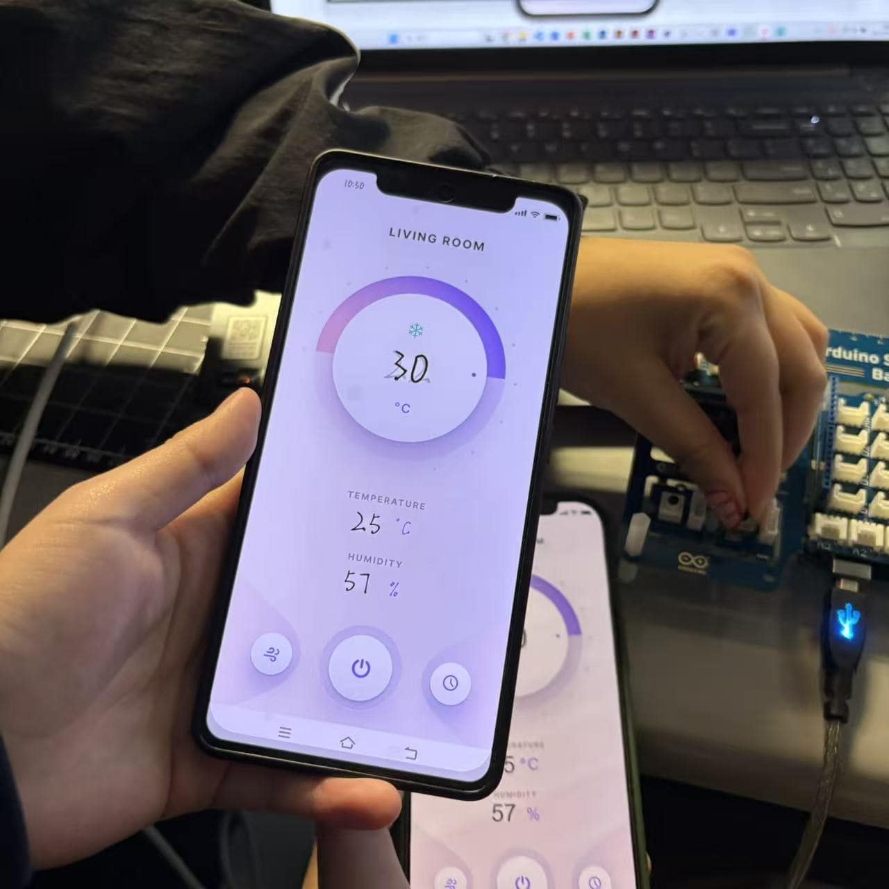 This is the display after successfully connecting the Protopie humidity indicator. You can adjust the temperature by turning the knob on the Arduino.