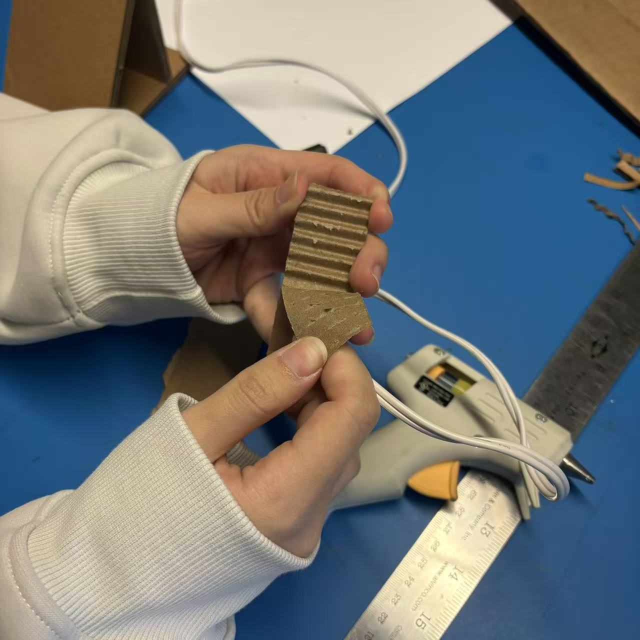 Newly learned technique: Only peel off the outer layer of cardboard to achieve bending or folding.